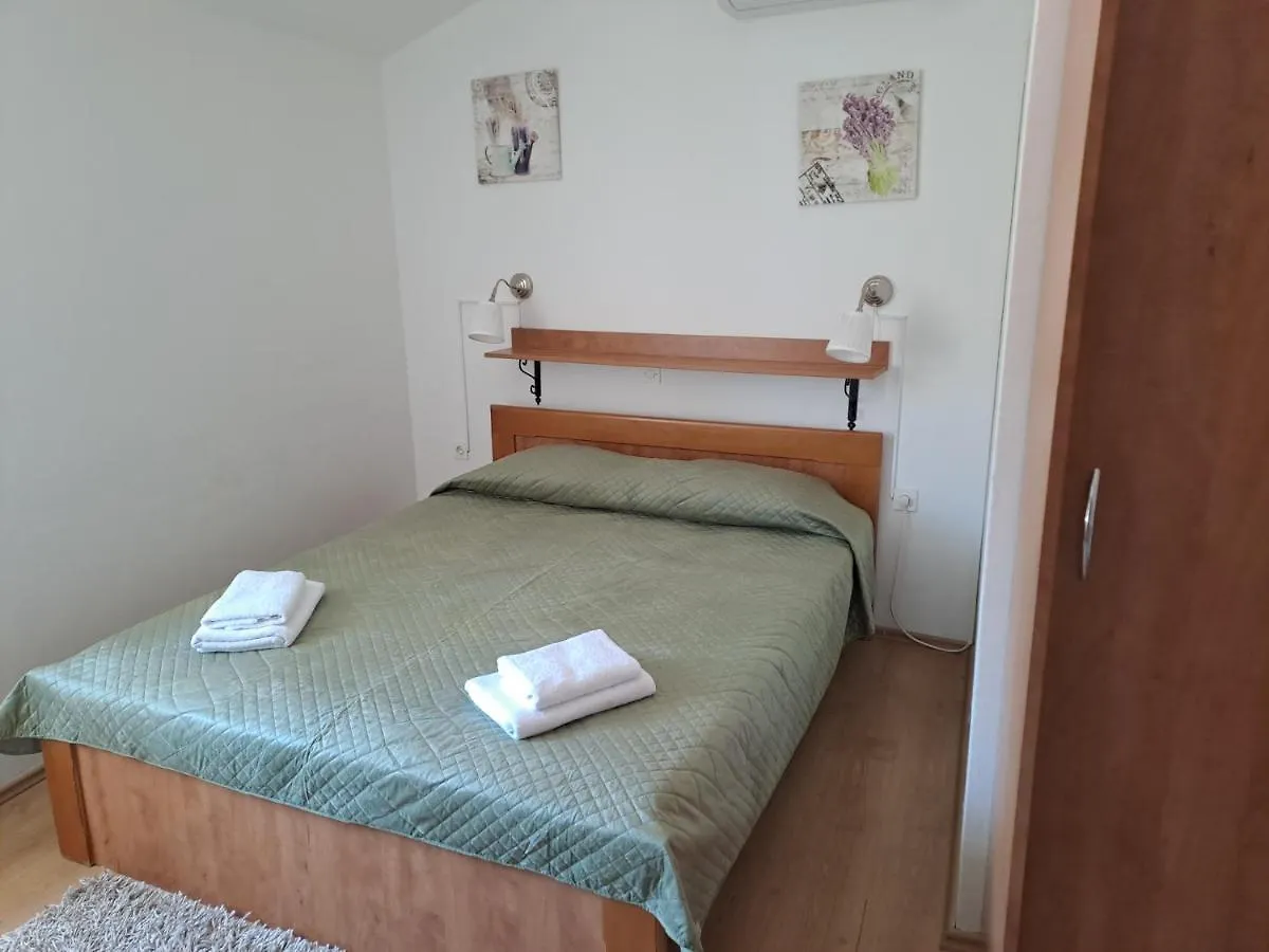 Bed and Breakfast Sobe MaMaLu Valun 3*,